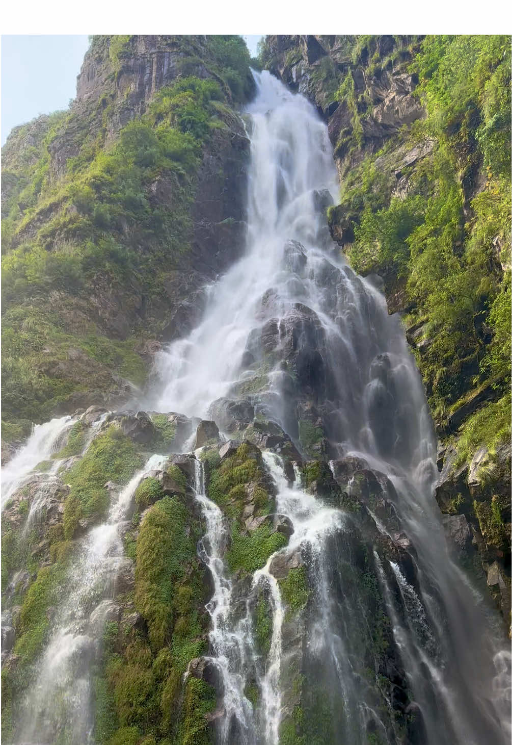 No filter needed for this natural wonder! It's called the Octopus Waterfall for a reason, and it's even more mesmerizing in person. A stunning welcome on the road to both Tilicho Lake  and Manaslu! 🤩 #OctopusWaterfall #tilicholake #lamjung #nepal #waterfall 