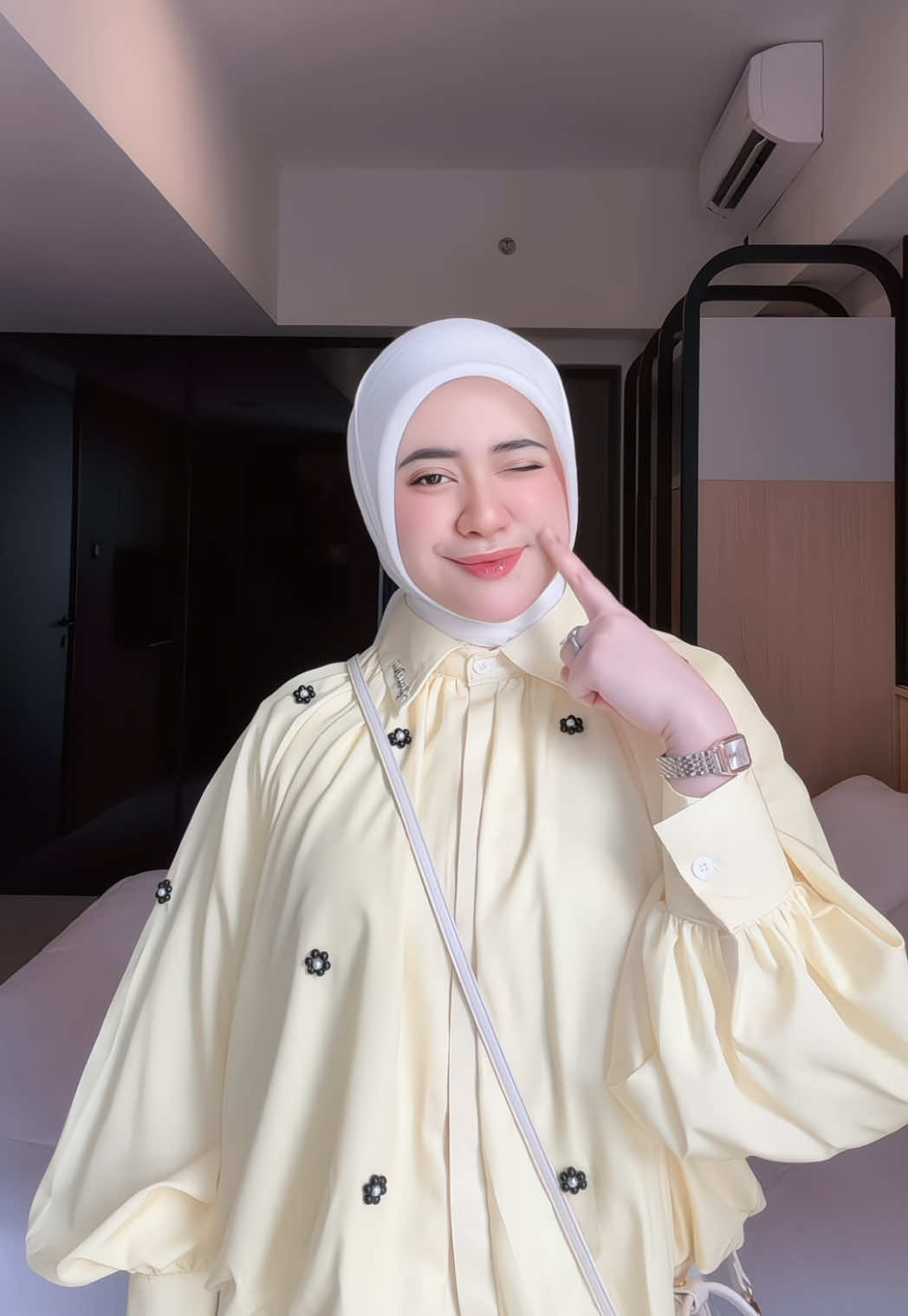 apa cuma aku suka sama koleksi brand ini ya meskipun harus po🤏🏻💛✨ #blouse #blousewanita #outfitideas #outfitinspo #chicmore 