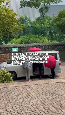 Bekasi, 4 November 2025 – Hamaren Pusat hari ini menerima kunjungan strategis dari delegasi perusahaan Jepang. Kunjungan ini merupakan bagian dari upaya validasi mutu program dan pelatihan kerja yang diselenggarakan Hamaren, dengan tujuan menjamin kesesuaian kompetensi lulusan dengan standar industri di Jepang, khususnya untuk skema penempatan tenaga kerja terampil. Delegasi Jepang secara langsung meninjau fasilitas, mengamati sesi pembelajaran, dan berdiskusi mendalam mengenai kurikulum. Respon yang didapatkan sangat positif, dengan pengakuan bahwa kualitas skill dan etos kerja yang dibentuk di Hamaren telah mendekati standar profesional yang dibutuhkan di Negeri Sakura, memberikan sinyal kuat adanya kemitraan jangka panjang dan peluang penyerapan tenaga kerja yang signifikan. Kunjungan pada tanggal 4 November 2025 ini menunjukkan harapan baru dan jalur karir yang lebih terjamin bagi generasi muda Indonesia. Kepala Hamaren Pusat menyampaikan bahwa sinergi dengan perusahaan Jepang ini merupakan komitmen nyata untuk menjadikan Hamaren sebagai jembatan utama bagi anak-anak muda Indonesia yang bercita-cita berkarir di kancah global. Ini bukan sekadar peluang kerja, tetapi kesempatan untuk pengembangan diri, transfer ilmu pengetahuan, dan peningkatan kualitas hidup. Hamaren akan segera menindaklanjuti hasil kunjungan ini untuk memastikan persiapan teknis dan bahasa para peserta pelatihan berjalan optimal, demi mewujudkan mimpi mereka menjadi tenaga kerja profesional yang sukses dan membawa nama baik bangsa di Jepang. #kerjakejepang #visajepang #peluangkarir #generasimuda #lpkhamaren 