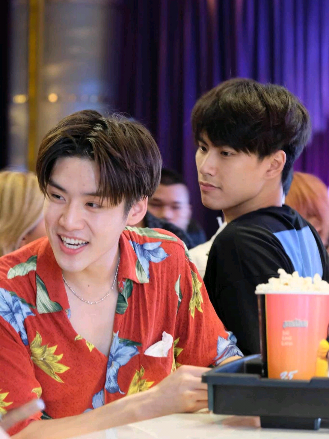 dari pertanyaan admin fessthaii, banyak sekali yg mention OHMLENG 🥲 kenapa di saat OhmLeng sudah berakhir banyak yg kasih support? why? 😭 ngenes banget tau, yg dukung mereka pas masih berlayar bisa terhitung dikit loh 😭  #ohmpawat #lengthanaphon #ohmleng #kidnapseries #gmmtv 