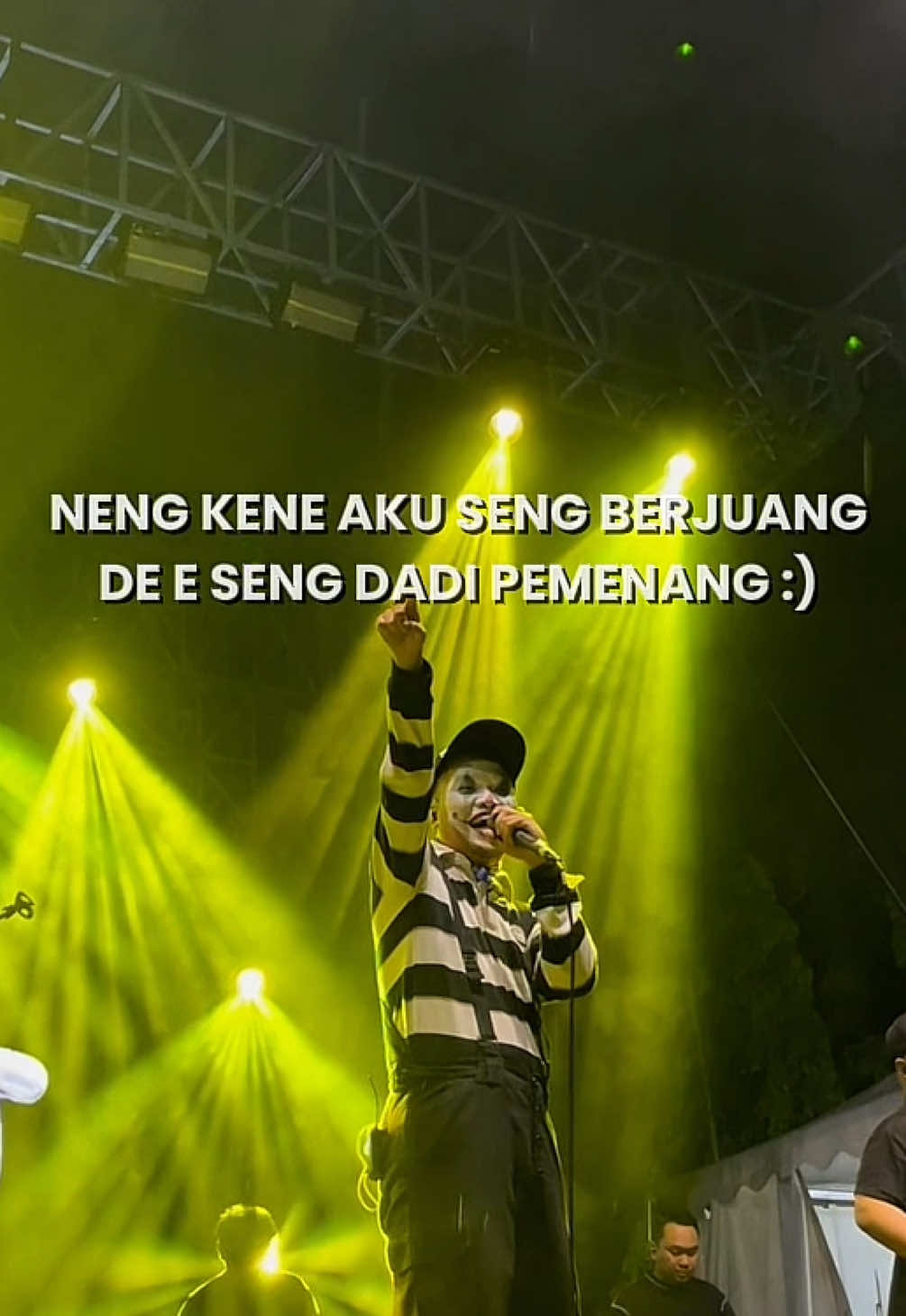 Badut banget gak tuh liriknya 🙂