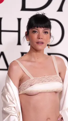 El poder de un conjunto lencero, por #lilyallen 🤍 La artista se decantó por un delicado diseño de @colleenallenstudio para asistir a los #CFDAwards, una de sus primeras apariciones tras la publicación de su nuevo disco. 📹 Vídeo: Getty Images