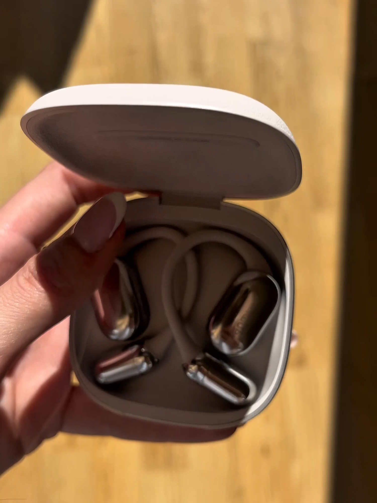 Las mañanas suelen parecer todas iguales… Pero un pequeño upgrade puede cambiarlo todo ... Xiaomi Smart Band 10 Glimmer Edition y Xiaomi Open Wear Stereo Pro