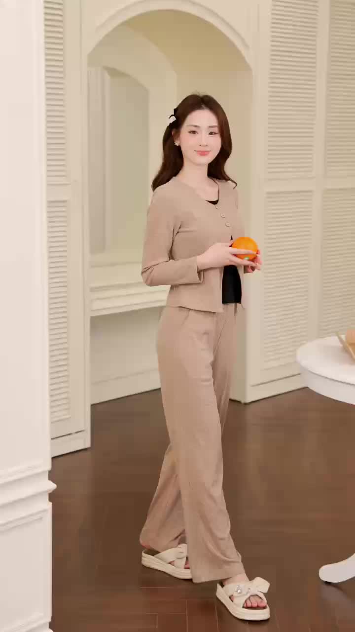 Set đồ nữ ZEBA bộ mặc nhà tăm Hàn lông thỏ M3322
🌟 Xinh - Sang lắm nha nàng! 🌟
Chất tăm Hàn cao cấp, chạm là mê. Form xinh đỉnh, tone màu nâu tây sang trọng. Dáng nhẹ nhàng, tiểu thư.
80% sợi cotton thuần tự nhiên. Nhẹ mát, không nhăn, không co. Siêu thoải mái với độ co giãn tốt.
Hàng mới về, số lượng ít. Nàng nhanh tay đặt hàng nhé!
ZEBA Cảm ơn vì sự lựa chọn. Các dòng sản phẩm của ZEBA tự hào được tạo ra từ người Việt! 🇻🇳
Thông tin sản phẩm:
Chất liệu: 80% cotton thuần tự nhiên.
Form: Xinh đỉnh, tone màu nâu tây sang trọng.
Dáng: Nhẹ nhàng, tiểu thư.
Đặc điểm: Nhẹ mát, không nhăn, không co. Siêu thoải mái với độ co giãn tốt.
 