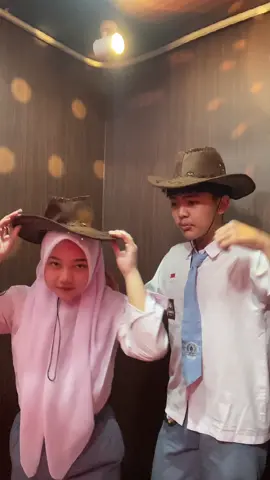 bingung mikirin caption #photobooth #fotoboxbarengpacar 