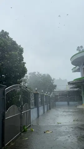 Suasana Daerah mu Pye bolo?  Mimind ngayup malah keterak Puting Beliung Genkk  😂🤣😂🤣😂🥹😢 Hayo Masjid Indi Ini? #motretsyuka #fyp #jombang #ngenden #mojowarno 