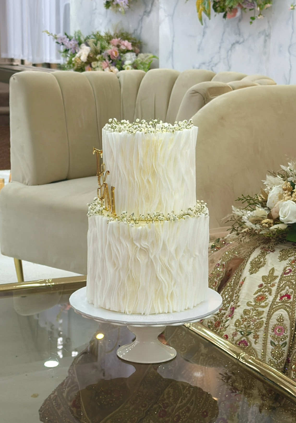 Decorate a wedding cake with me🫶🏽🤍✨ #weddingcake #nikkahcake #tieredcake #vintagecake #waferpapercake 