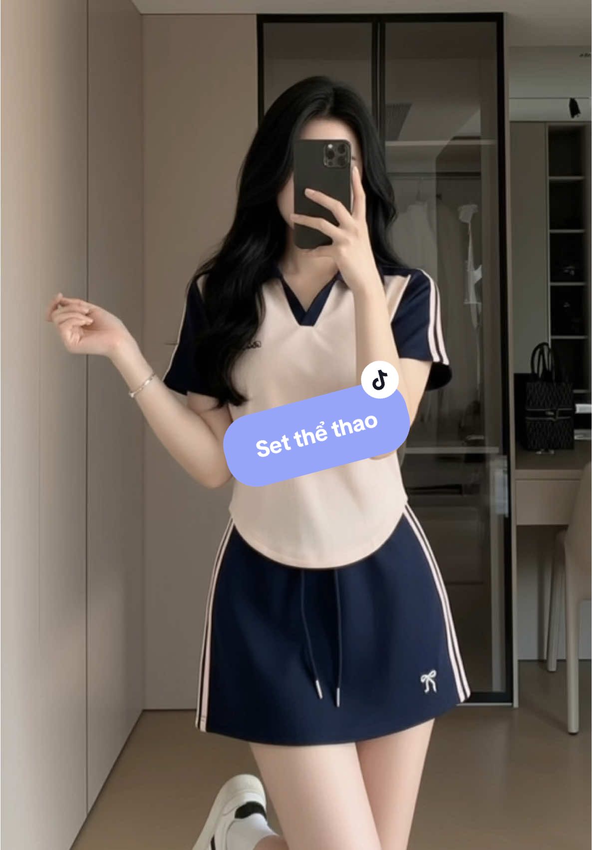 Set thể thao giành cho cô nàng năng động đây rồi. Nhìn nó trẻ trung , năng động thoải mái . Diện đi đâu cũng hợp #phoido #myoutfit #doxinhmoingay #setdonu #setthethao 