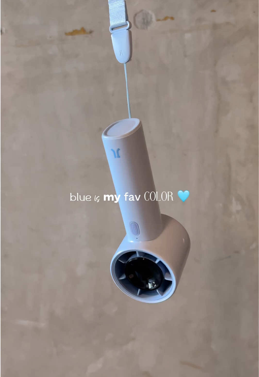 My new obsession: this cute blue baby that saves me from melting 😩❄️ #kipasanginportable #jisulife #jisulifeminifan #jisulifehandheld #kipasmini 