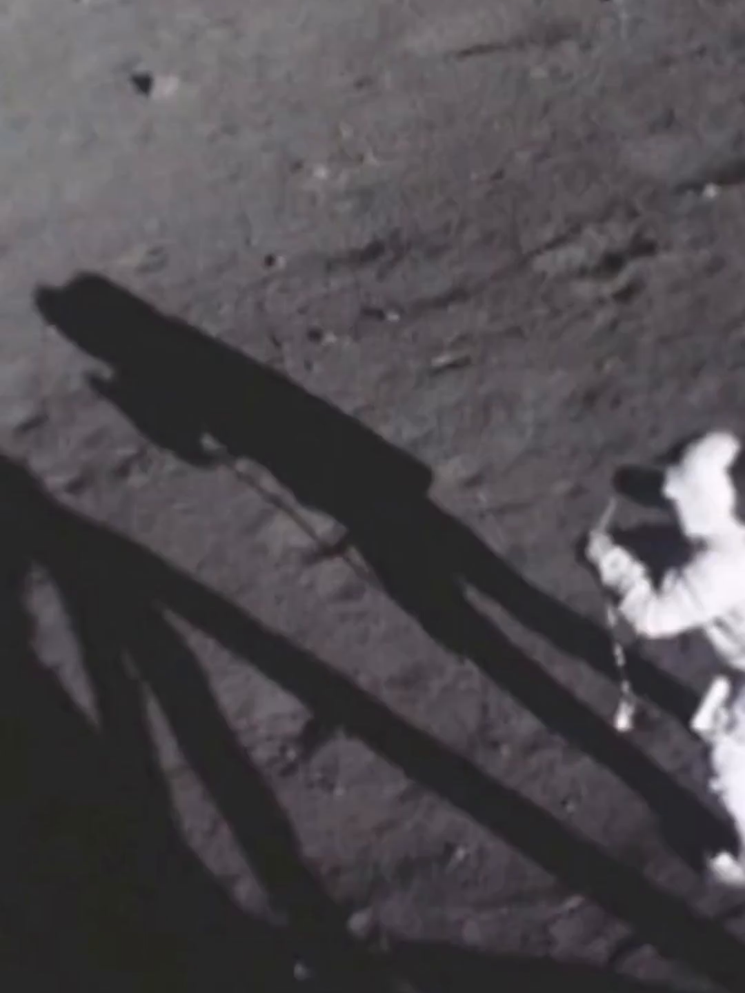 🌑 En la Luna hay huellas humanas que durarán millones de años 👣 Curiosidad: No hay viento ni lluvia que las borre.  #CuriosidadesDelEspacio #NASA #Luna