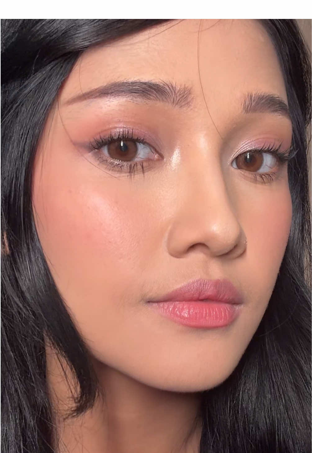 pake blush guele (yang soon to be launched) satu muka karena warnanya cantik-cantiiik💖