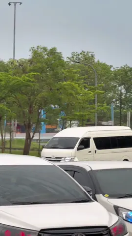 bismillah, di readykan pelayanan khusus, armada mulus: - Hiace Commuter - Hiace Premio - Elf Long - Innova Reborn more info via DM/WA di bio yaa wand kawand. jaminan kualitas dan harga terjangkau🤗 #asligank #hiaceindonesia #sewamobilsurabaya #fyp #travel 