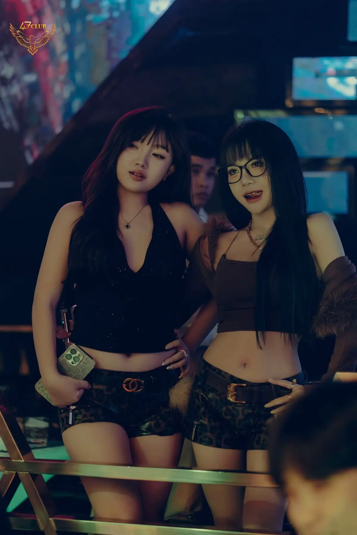 Cho mua con cái còng tay ..😅