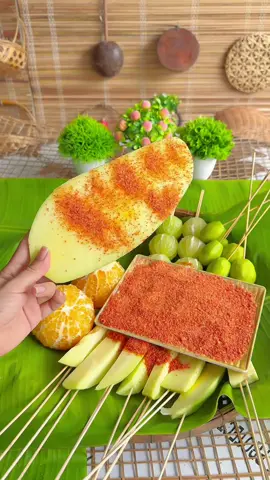 Hái xoài về chấm muối ớt, xoài mới hái giòn lắm luôn #ancungtiktok #ngocthanh90 