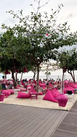 📍Pinksunset Kiss Gili Trawangan Lombok, super seru sunsetan disini🥹🤍  #gilitrawangan #lomboktiktok #pinkcocogilitrawangan #gilitrawanganlombok #traveltiktok 