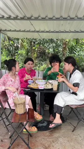 Cái cũ đi cái mới tới.