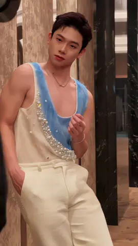 “Khi họ thực sự yêu bạn, ngay cả khi có nhiều lí do để rời đi, họ vẫn sẽ tìm kiếm lí do để ở lại.” 💙 #duonghoanghai #xuhuong #model #vairal 