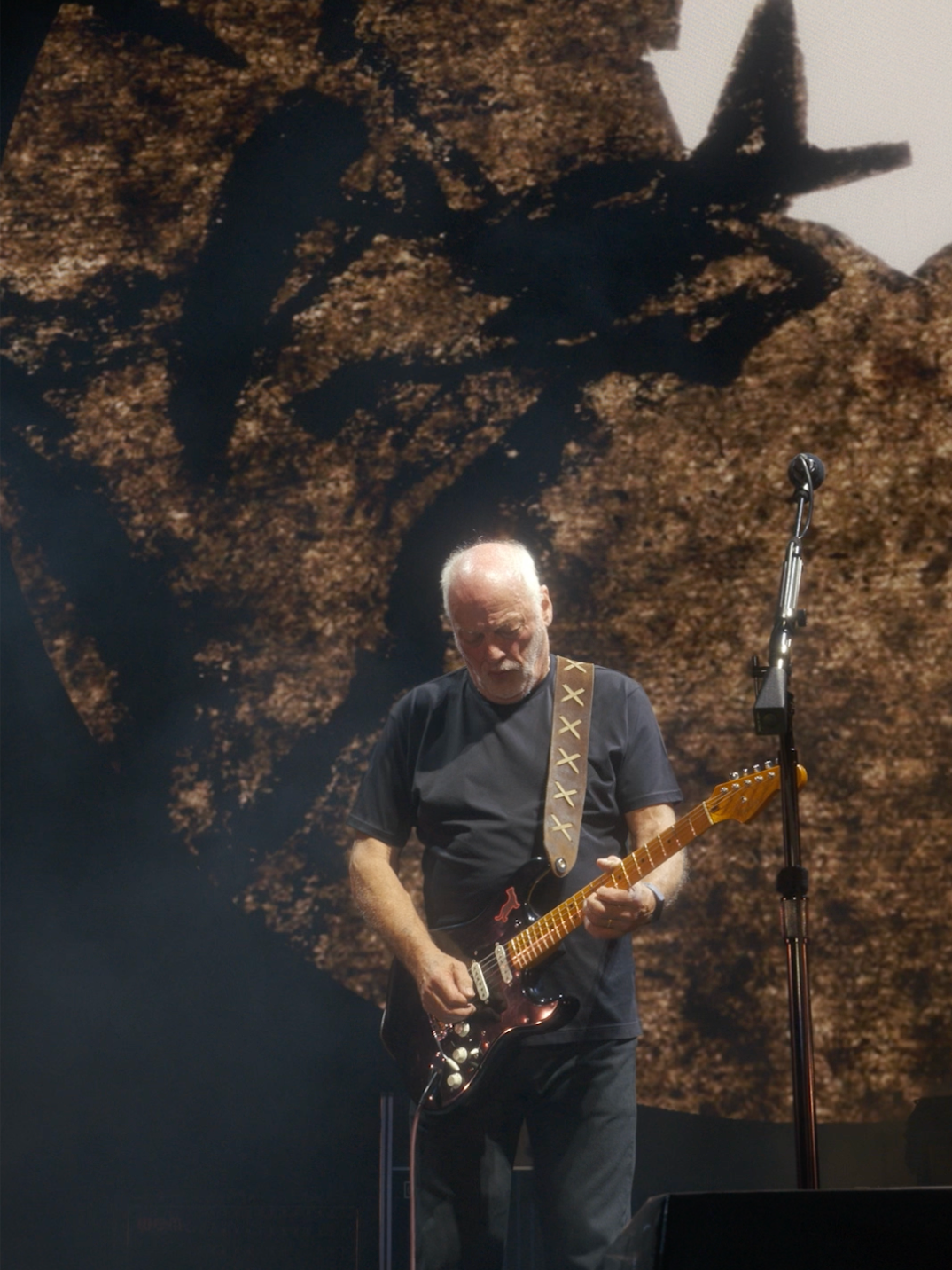 Watch David’s solo from In Any Tongue, as featured on his acclaimed new live album / concert film, out now. 📹 Gavin Elder