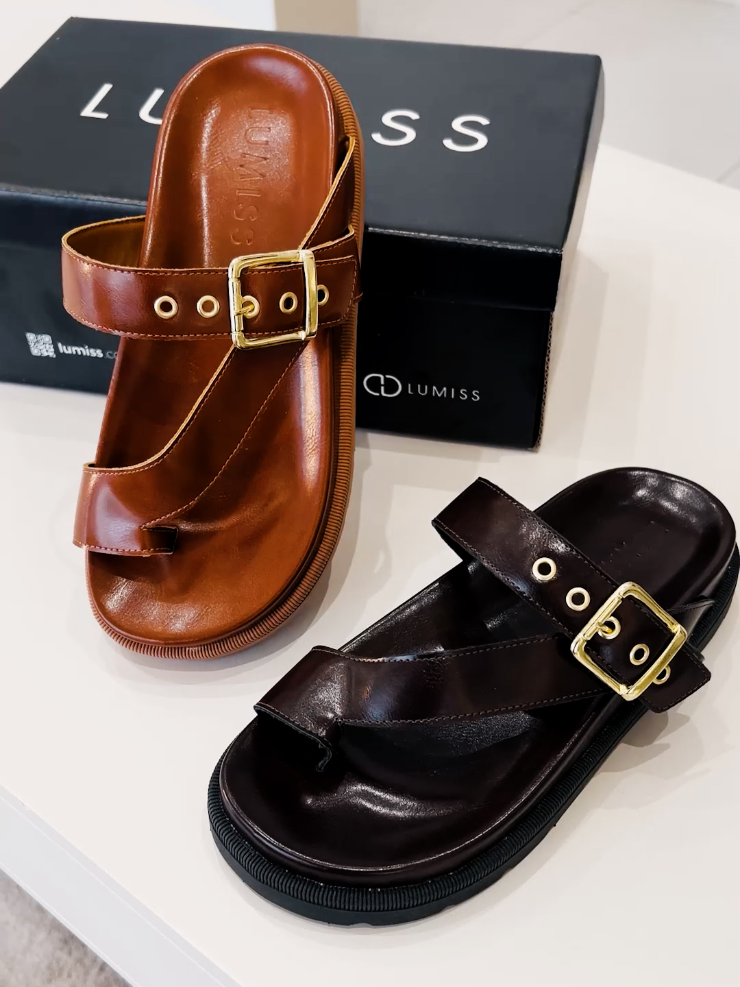 Equilíbrio entre conforto e estilo ✨ Com tiras cruzadas, fivela dourada e sola robusta, nossa papete une leveza e sofisticação.  O toque urbano que eleva qualquer look casual. #lumiss #papete #sandália #fy #viral