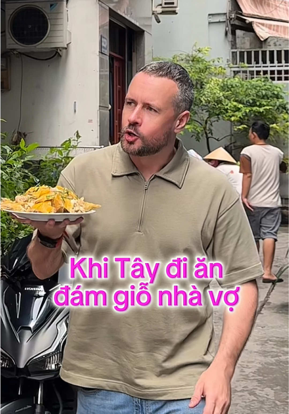 Ông Tây mê đám giỗ hơn đám cưới luôn 🤣 #vuinhon #giadinh #vovietchongtay #vietnam 