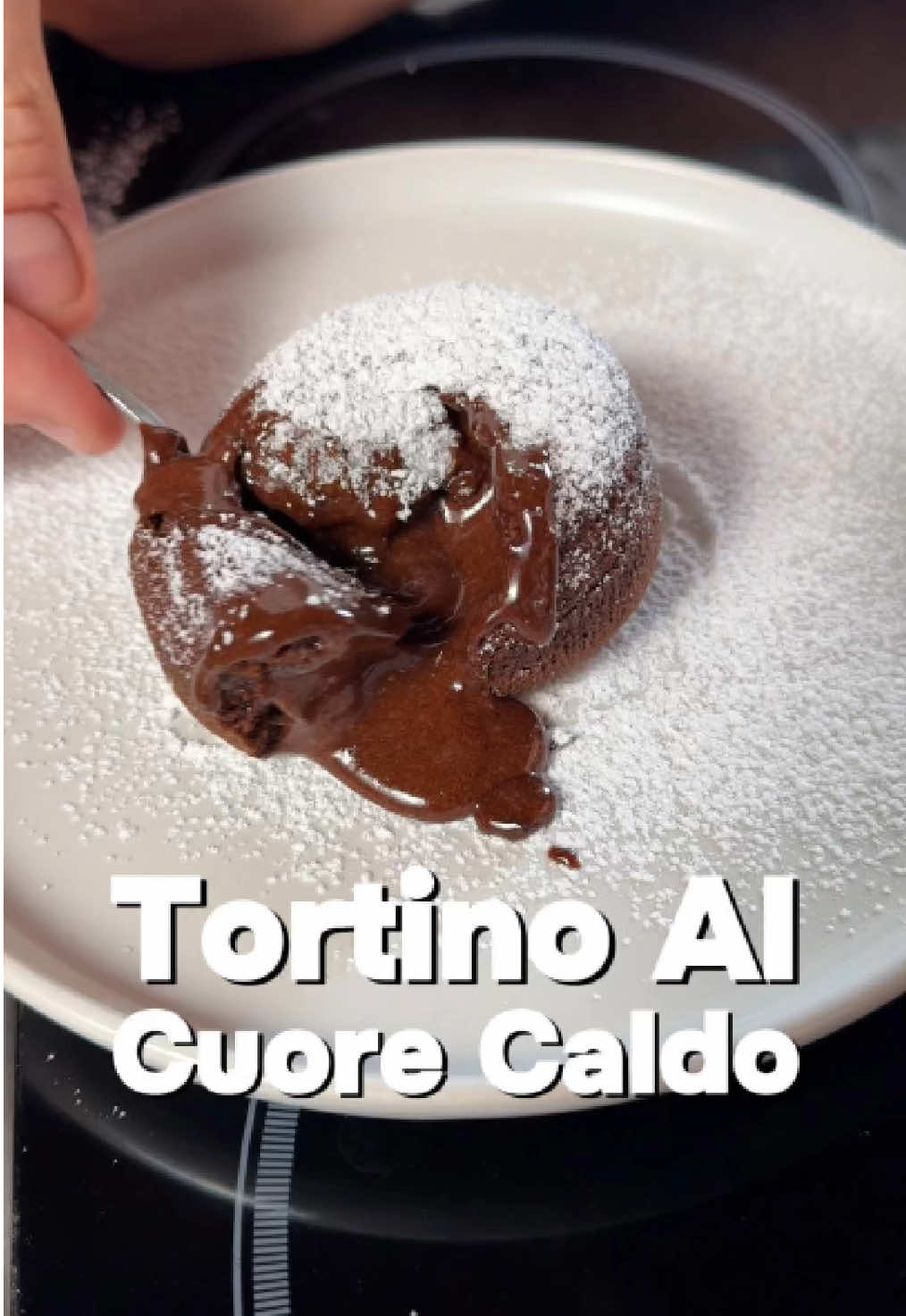 Un dolce anno 90, ma allo stesso tempo molto attuale. Oggi ti insegno a fare il tortino al cioccolato dal cuore caldo. E con la friggitrice ad aria di @cosori.it viene buonissimo 🤤  INGREDIENTI 2 uova 2 cucchiai Farina“00” 2 cucchiai di zucchero 1 cucchiaio di cacao amaro  1pizzico di sale PROCEDIMENTO Impasta con una frusta tutti gli ingredienti partendo dall’uovo una volta creato il composto imburra e infarina 4 stampini e riempili fino a 3/4 con il composto ,cottura 200 gradi per 7/8 minuti 📍 @casalerufini, Gallicano Nel Lazio (RM) 📞 Info e prenotazioni: 0695469591 🎥 @Atera | Marketing Agency  #adv #chefrufini #turboblaze #tortinoalcioccolato 