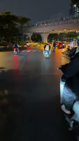 Đông đến nhanh thật…chưa kịp hưởng trọn mùa thu đep nhất của Hà Nội đã phải hứng trọn cái lạnh tái tê của mùa đông #canhdephanoi #muathuhanoi #hanoitrongtoi #hanoivedem 