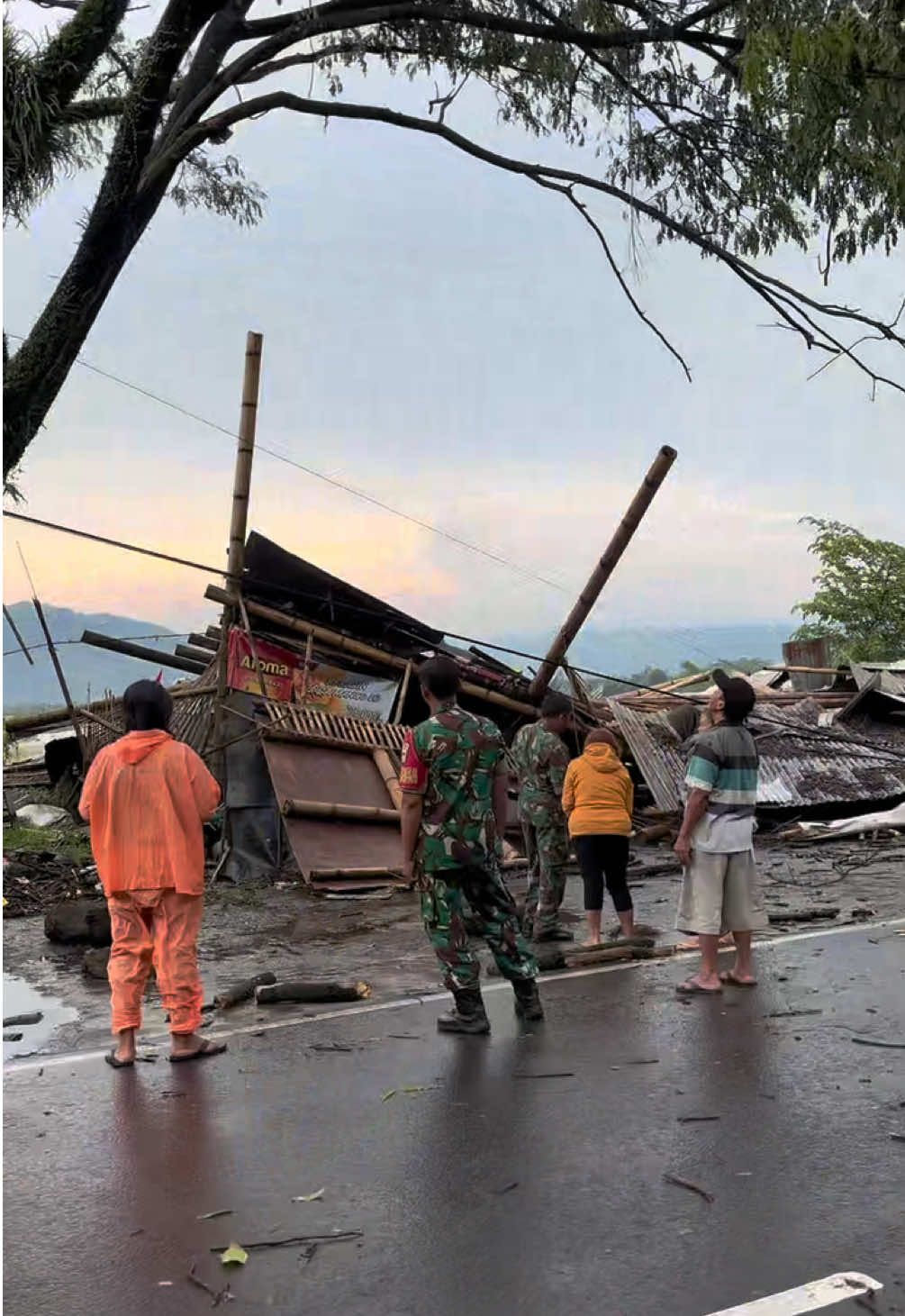 stay safe dijalan ya guys❤️‍🩹 semoga yang terdampak diberikan kesabaran dan berkat dari Tuhan. #salatiga 