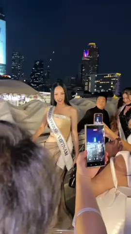 Nhan sắc rạng rỡ của Hương Giang tại buổi tiệc tối Day 3 Miss Universe – cuốn hút và thân thiện khi giao lưu cùng truyền thông quốc tế. #HuongGiang #MissUniverse2025 #The74thMissUniverse #MissUniverseVietnam 