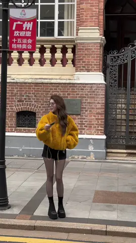 Khi trời đồ mưa, dù chạy nhanh hay chậm , chạy hay không chạy, quần áo đều sẽ bị ướt. Chi bằng cứ chầm chậm bước đi, kết cục đã định . Có những thứ ôm vào lòng rồi mà trời vẫn cho rơi mất... Không thuận ý mình là thuận ý trời!