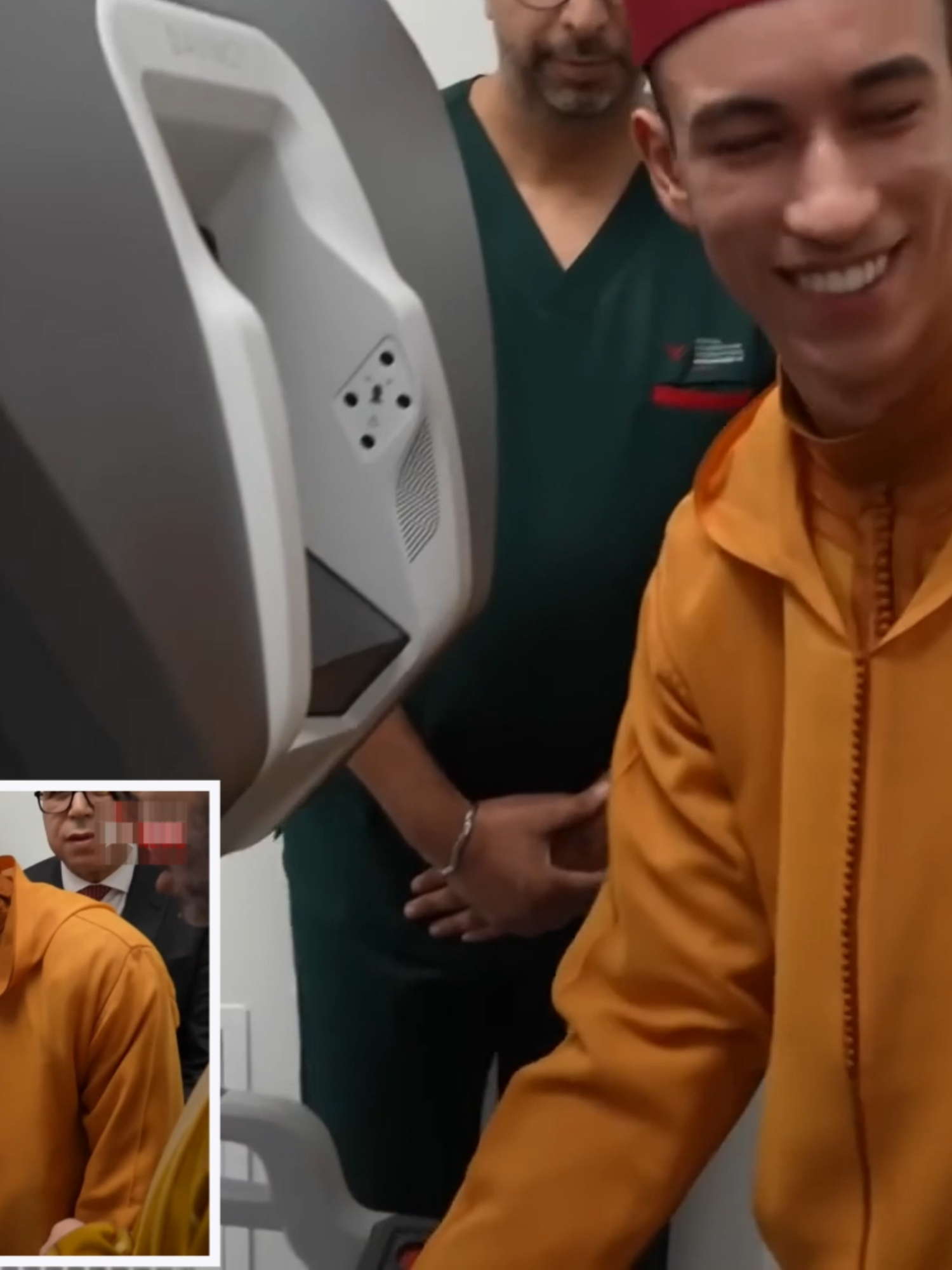 ابتسامة ملكية: لحظة طريفة بين محمد السادس وابنه الحسن في افتتاح المستشفى الجدي #الملك_محمد_السادس