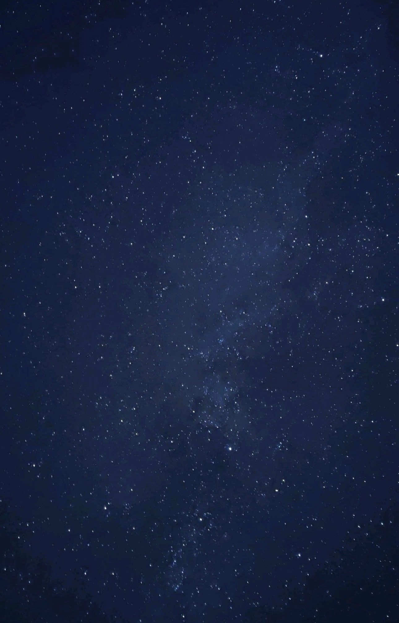 日本利用压电瓷砖将脚步转化为电能。这些瓷砖捕捉来自你脚步的动能。当你行走时，你的重量和动作会对瓷砖产生压力。瓷砖会轻微弯曲，从而产生机械应力。瓷砖内部的压电材料将这种应力转化为电能。每一步都会产生少量电荷，而数百万步结合在一起就能产生足够的电力来驱动 LED 灯、数字显示屏和传感器。在像涩谷车站这样繁忙的地方，每天大约有240万个脚步为这一系统作出贡献。这些电能可以被储存或立即使用，从而减少对传统电力来源的依赖，并支持可持续的城市基础设施。这种方法将日常运动转化为实用的可再生能源 #рекомендации#новости#треш 