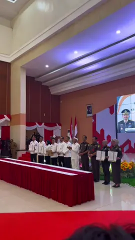 Penandatanganan Kerja Sama Pelaksanaan Pidana Kerja Sosial Pemerintah Kabupaten Pangandaran bersama Kejaksaan Negeri Pangandaran mengikuti penandatanganan kerja sama antara Kejati Jawa Barat, Pemprov Jabar, serta seluruh Bupati dan Wali Kota se-Jawa Barat terkait pelaksanaan Pidana Kerja Sosial (PKS). Langkah ini menjadi upaya bersama mewujudkan penegakan hukum yang lebih humanis, edukatif, dan bermanfaat bagi masyarakat. #bupatipangandaran  #pangandaranmelesat  #pidanakerjasosial 