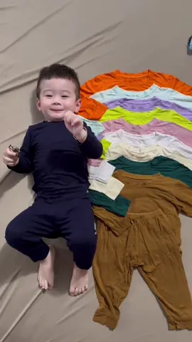 Bé nhà em đang mặc màu xanh đen nha #domacnhachobe #bothunlanhchobe 