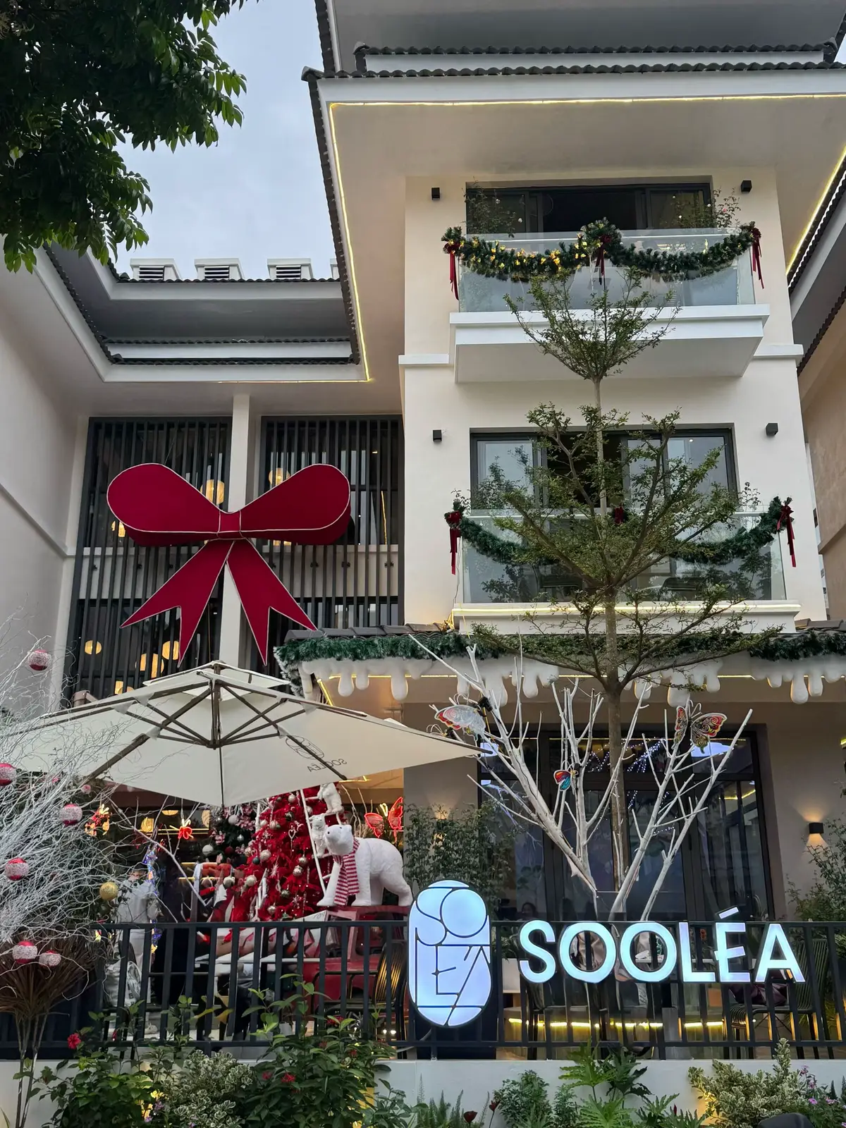 𝐒𝐨𝐨𝐥𝐞́𝐚 𝐂𝐨𝐟𝐟𝐞𝐞 ☕️ 📍K07-L20 Khu A, KĐT Dương Nội, Hà Đông, HN ⏰ 7.00-23.00 💰40-65 🐟 🍰 Có bánh ngọt 1 quán cafe decor Noel to nhất, đẹp nhất mới mở ở Hà Đông bạn đã biết chưa ? “Sooléa” là quán cafe với không gian vô cùng rộng rãi 3 tầng, toạ lạc trong căn biệt thự góc ở KĐT Dương Nội, đến quán chắc chắn bạn sẽ phải bật WOW 😱. Không gian trong nhà lẫn ngoài trời cực kỳ nhiều bàn lớn nhỏ khác nhau phù hợp cho mọi đối tượng KH.  ✨ Quán đang decor Noel cực kỳ lộng lẫy, đến đây chắc chắn là có ảnh đẹp mang về, mới mở nhưng quán đông lắm, tranh thủ đi sớm nha các nàng. 🫶 Về menu đồ uống đa dạng, giá cả hợp lý, chất lượng ok, quán còn có cả bánh ngọt và hoa quả cắt sẵn, bên cạnh đó còn có cả khu vui chơi cho trẻ con, thang máy để lên xuống các tầng tinh tế thực sự lun 💯 Đến quán và trải nghiệm lun nhe 🥰🥰🥰 #caphecaphao #cafehanoi #cafenoel #cafechill #noel 