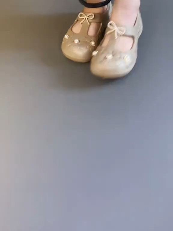 Flatshoes cantikk bahan karet harga nya murah bgtt, cek deh cek kalian dpt hrga brp #sandalwanita #flatshoes #sandalkaret