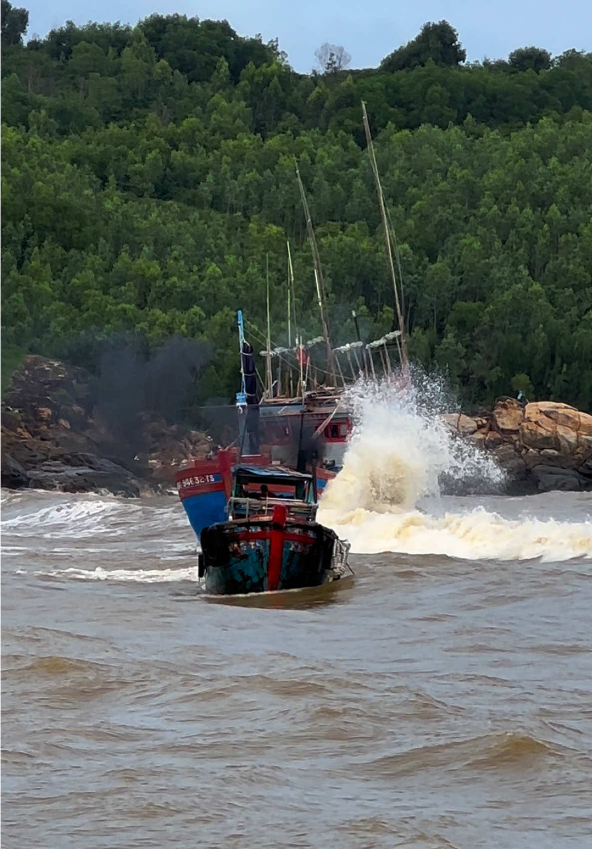 Ngư dân Bình Định chạy đua với thời gian đưa tàu cá vào nơi tránh trú cơn bão số 13… #danbien #77binhdinh #baoso13 #xuhuong #capcut @Tiến Tàu Cá77 Official @ĐềGi Biển 