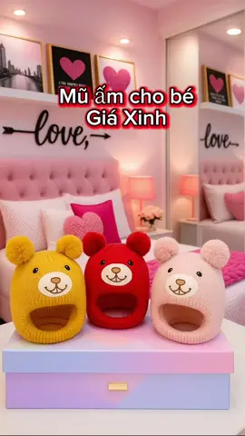 Bé đội cái mũ gấu này là auto dễ thương x10 😍🧸 Ôm trọn đầu – che tai – ấm tới cổ ❄️ Chất len mềm, không ngứa, bé đội không khó chịu 💯 ✨ Mẹ đặt ngay để bé ấm yêu suốt mùa đông nha!
