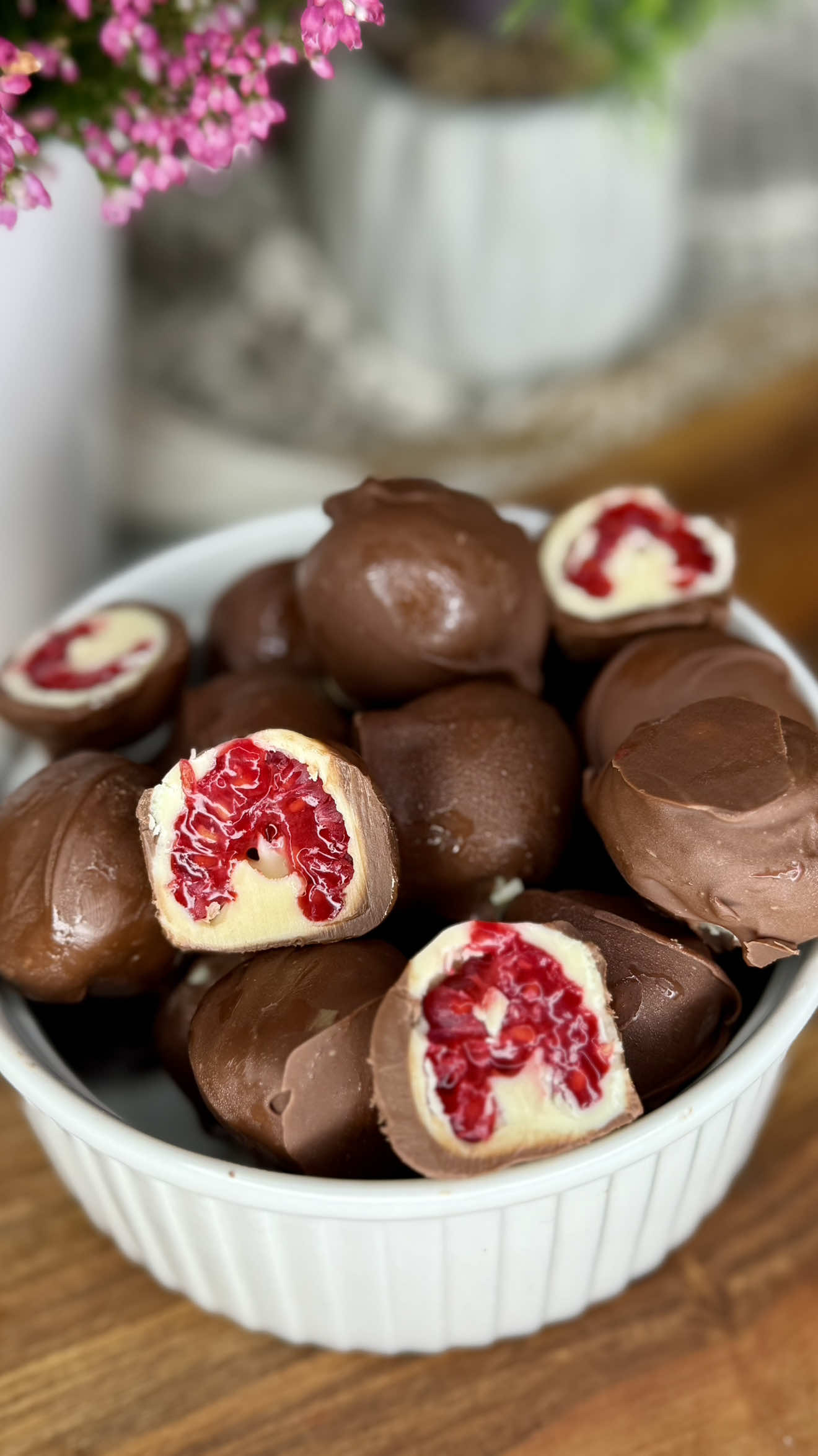 Praline de zmeură în ciocolată – stil Franuí În loc să le cumpărăm din comerț, le vom face acasă — delicate, răcoritoare și absolut delicioase!  Aceste praline de zmeură îmbrăcate în ciocolată, inspirate de celebrele Franuí, combină prospețimea fructelor cu finețea ciocolatei albe și aroma bogată a ciocolatei cu lapte. Se fac rapid, fără coacere, și arată spectaculos — perfecte pentru un desert elegant, o gustare dulce sau o surpriză pentru cei dragi. 📜 INGREDIENTE: ▪️150 g zmeură proaspătă ▪️200 g ciocolată albă ▪️200 g ciocolată cu lapte Opțional: ▪️1–2 lingurițe ulei de cocos (pentru luciu și textură fină)  📜MOD DE PREPARARE: 1️⃣ Spălăm ușor zmeura și o uscăm complet cu șervețele de hârtie. Apoi o punem la congelator pentru 15 minute, ca să fie mai rezistentă când o scufundăm în ciocolată. 2️⃣ Topim ciocolata albă și o temperăm Rupem trei sferturi din ciocolata albă și o topim la bain-marie sau la microunde, în reprize de 15–20 secunde, amestecând mereu. Un sfert din ciocolata albă o adăugăm ulterior, după ce topirea s-a realizat, pentru a tempera ciocolata și a obține un strat lucios și crocant. Putem adăuga și puțin ulei de cocos, dacă vrem un luciu suplimentar.  3️⃣ Scoatem zmeura din congelator și, cu ajutorul unei scobitori sau furculițe, scufundăm fiecare fruct în ciocolata albă topită și temperată. Le așezăm pe o tavă tapetată cu hârtie de copt și le punem din nou la congelator pentru 5 minute, până se întărește stratul.  4️⃣ Rupem ciocolata cu lapte și o topim la bain-marie sau la microunde, în același mod cum am procedat cu ciocolata albă: în reprize de 15–20 secunde, amestecând mereu. Putem adăuga puțin ulei de cocos pentru luciu și, dacă dorim, o parte din ciocolata albă pentru a tempera amestecul și a obține un strat lucios și crocant.  5️⃣ Scoatem zmeura îmbrăcată în ciocolata albă din congelator și o scufundăm în ciocolata cu lapte topită și temperată. Le așezăm pe hârtie de copt și le lăsăm la congelator 10–15 minute, până se întăresc complet.  Și pralinele noastre sunt gătite cu drag, sunt delicate, răcoritoare și irezistibil de gustoase! #franui #zmeura #ciocolata