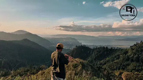 Ketika kamu akhirnya kembali ke rumah lama mu, kamu menemukan itu bukan rumah lama mu namun  itu masa kecil mu! ~Opel Ondotaji Siahaan 📍Tinjjung, Desa Siboruon, Kec. Balige, Kab. Toba 🔊: Gondang Saniang Naga Laut - Tortor Sipitu Sawan Azwin Harefa & Yayasan Pusuk Buhit Sakti #kotabalige  #batak  #uninguningan  #toba 