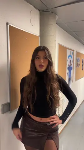 Tu connais Caroline ????? #ecoledecommerce #asso #gala #aloha 