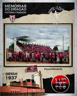 🔥🏟️ O ALAMBRADO: PAREDE DE AÇO, CORAÇÃO DE POVO! 🏟️🔥 Desde os primeiros dias do nosso Castelo do Dragão, o lugar onde o Atlético nasceu e cresceu sempre foi mais do que concreto e grama — foi comunidade, calor humano e presença! ❤️🖤 Lá nos anos 40 e 50, quando o Estádio Antônio Accioly ainda dava seus primeiros passos, já existia aquele costume bonito: o torcedor colado no alambrado, gritando, empurrando o time, vivendo o jogo bem de pertinho! 🙌🐲 O alambrado não é só ferro e tela, é parte viva da nossa história! Foi ali, encostado na grade, que pais, filhos e netos vibraram juntos. Cada pedacinho desse ferro guarda emoção, suor e lembrança de uma torcida que nunca abandonou o Dragão. 🔥 Desde a instalação do primeiro alambrado, lá nas reformas da década de 60, ele virou símbolo da proximidade entre o time e o povo, um elo que nenhuma modernização pode apagar. ⚽🧱 E mesmo agora, em 2025, com o nosso Accioly moderno, iluminado e de primeiro mundo, o torcedor segue o mesmo ritual: encosta no alambrado, segura firme, canta alto e sente o coração bater mais forte a cada lance. 💪🐉💥 É tradição, é herança, é paixão que atravessa gerações. É o retrato fiel do atleticano raiz, aquele que vive o Dragão de corpo e alma, colado na história e colado no alambrado! ❤️🖤🔥 Porque o alambrado do Accioly não é apenas uma estrutura... É testemunha de vitórias, derrotas, festas, lágrimas e alegrias. É o espelho da nossa identidade, o símbolo da resistência e da força do torcedor atleticano. 🙏🐲 Enquanto houver Dragão em campo e torcida nas arquibancadas, haverá o alambrado — firme, forte e pulsando com a mesma energia que move o coração do Atlético Goianiense! 🏟️🔥🐉 📝 Texto: Paulo Marcos Dragolino 🎨 Arte: Paulo Marcos Dragolino 🎬 Edição de vídeo: Paulo Marcos Dragolino #CasteloDoDragão 🔴⚫ #AlambradoEterno 🧱🔥 #OrgulhoAtleticano ❤️ #DragãoSempre 🐉 #TradiçãoQueVive 💪