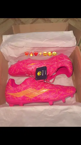 senjata baru😍🥰🤩@MILLS OFFICIAL #mils #milsflame2inpink #sepakbola #fyp #trend 
