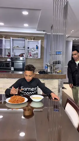 يضع جهاز تتبع لابنة ليكتشف حقيقة زوجتة 😱الجزء الاول 