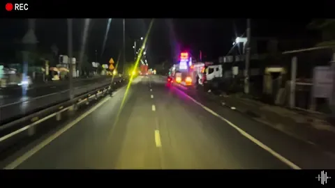 Trước khi bác né ổ gà thì cũng mong bác liếc gương dùm ạ .tạc ngang đầu vậy khổ xe đi sau lắm 🥲🥹#xuhuong #nghenghiepcuatoi #taixe #taixeduongdai #giaohangnhanh 