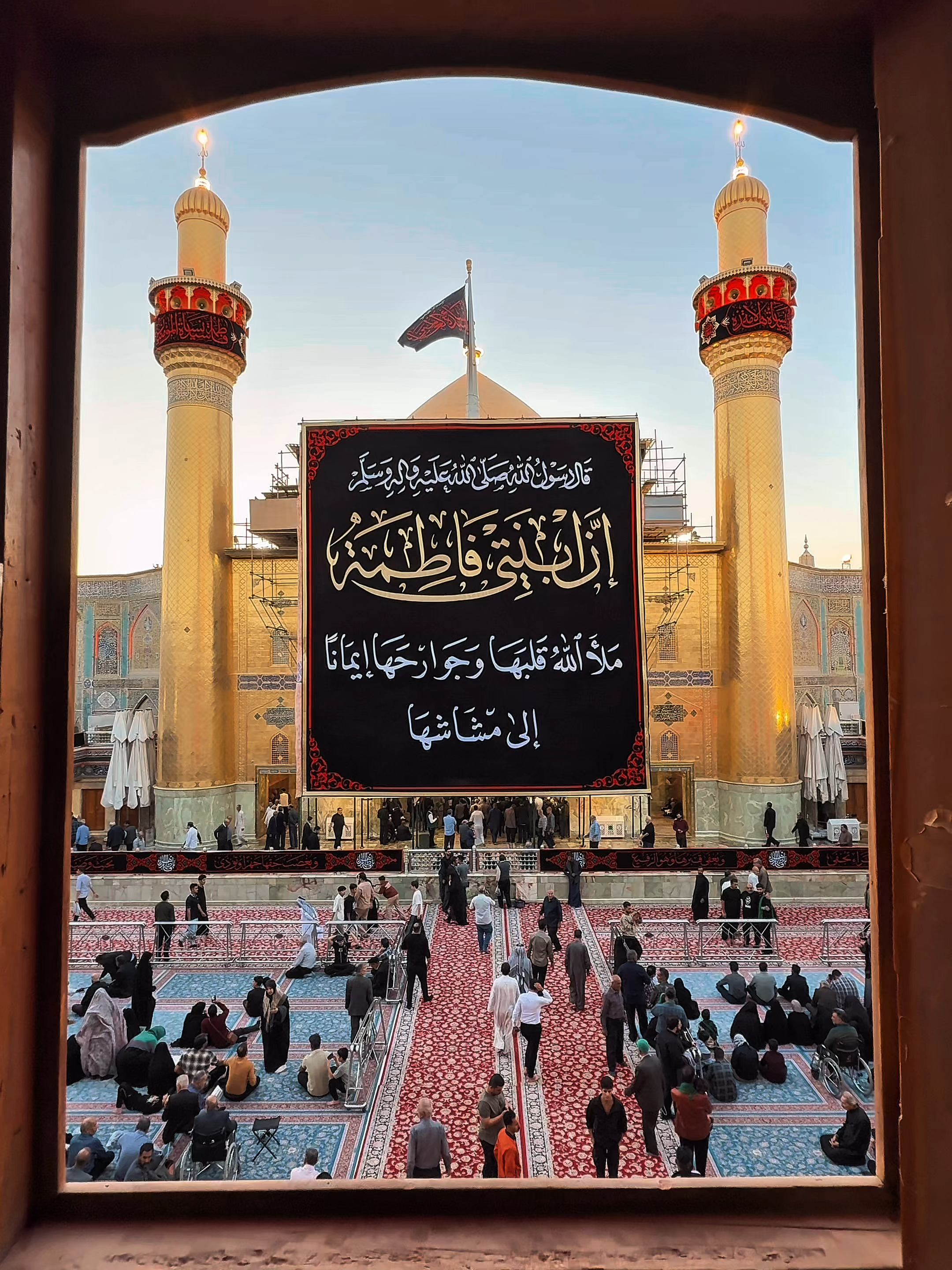 أتُضرمُ النارُ ببابِ دارِهـــــا                  وآيةُ النورِ على منارِهــَــا #العتبة_العلوية_المقدسة  #ياعلي #يازهراء #فاطمة_الزهراء