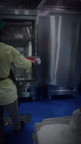 Di makan ya dek yaa😚  Kita buat dengan penuh Ikhlas buat Adek-adek tercinta.. 🫶🏻🥹 agar Tumbuh jadi orang yang cerdas Untuk Indonesiaku🇮🇩, sayang kalau nasinya gak di makan.. nanti kita sedih😞 #mbg #mbgindonesia #mbgprabowo #bgn #makanbergizigratis @badangizinasional.ri 