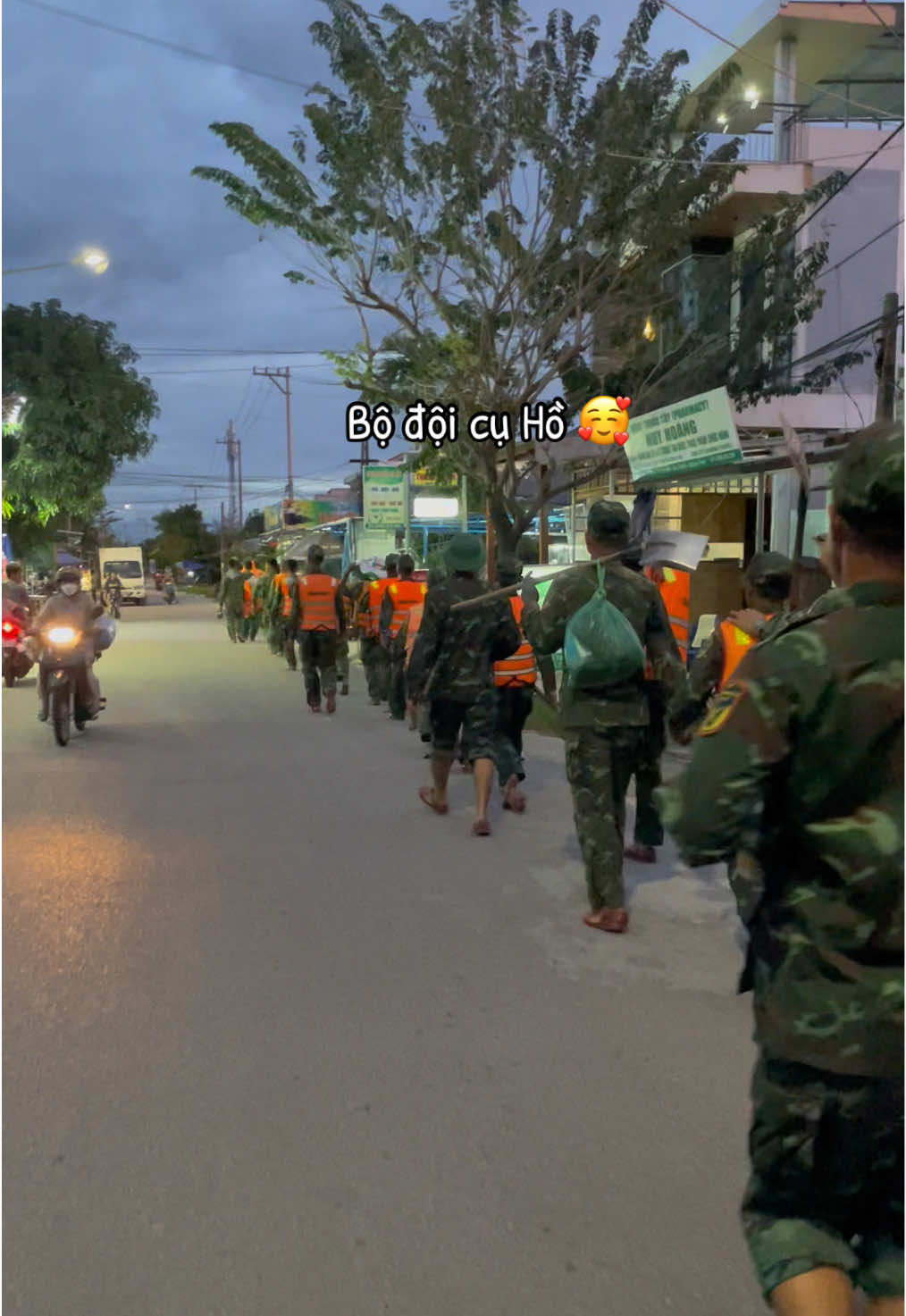 Sau ngày dài giúp dân đắp bờ kè, các chú bộ đội hành quân về điểm tập kết! Biết ơn! 🥰 #bodoicuho #bodoivietnam #bokeanluong #lụtmiềntrung #lụt2025 