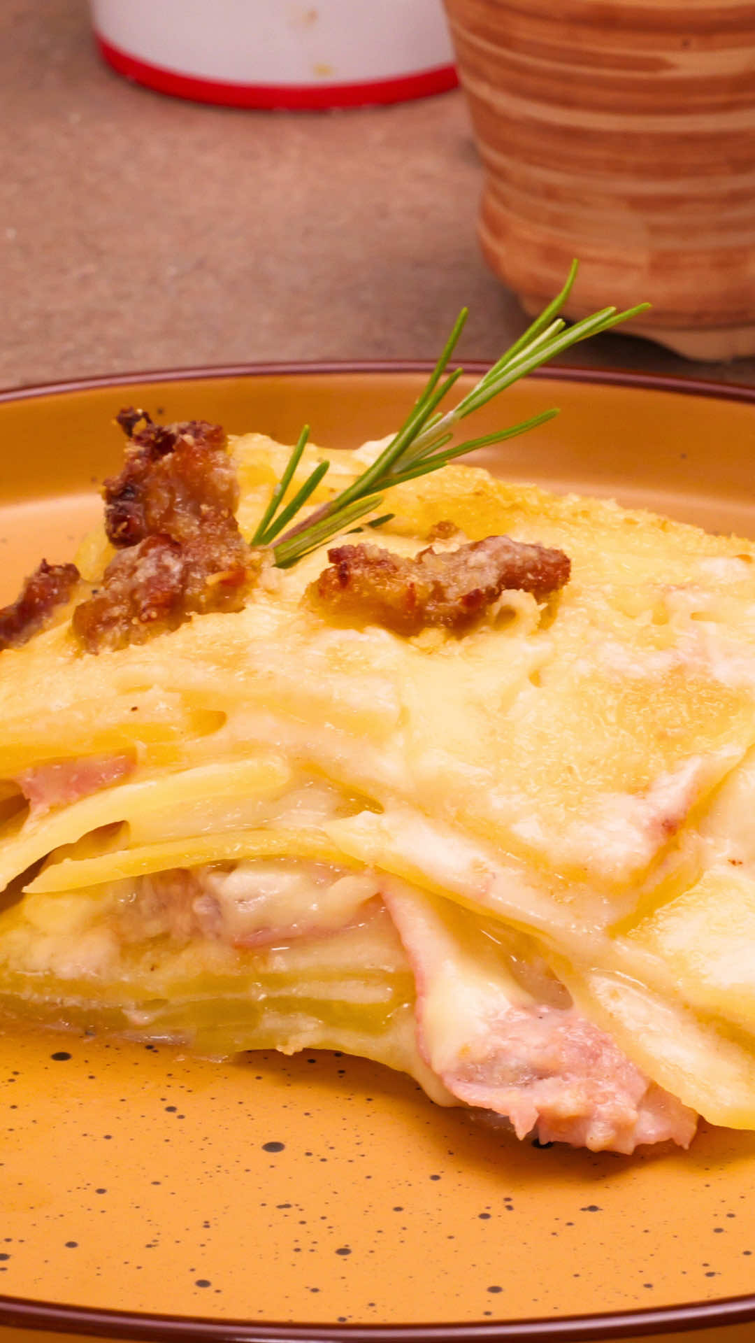 Parmigiana di patate ricca a modo mio Ingredienti per 8 persone Teglia 25x35x8 cm 1.3 kg di patate 3 salsicce di maiale 200 g di prosciutto cotto 350 g di formaggio morbido 120 g di grana o parmigiano 600 ml di latte 35 g di burro 45 g di farina 3-4 cucchiai di olio evo 4-5 cucchiai di pangrattato Sale q.b. Pepe q.b. Noce moscata q.b. #cucina #ricette #parmigiana #patate 