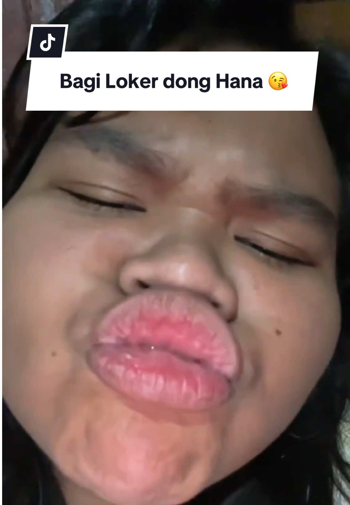 Belum ada lokernya nih kakak cantik, adanya lippie viral Hanasui nih yang siap meluncur ke rumah kakak! 😘💋 Mau juga dikirimin lippies kayak kak @minggyuell? Jangan lupa follow juga @Official Hanasui Makeup yaa siapa tau kamu orang beruntung berikutnya! 💖✨ #Hanasui #HanasuiMakeup #NextLevelSeries #LiplastCream #LipCreamHanasui 