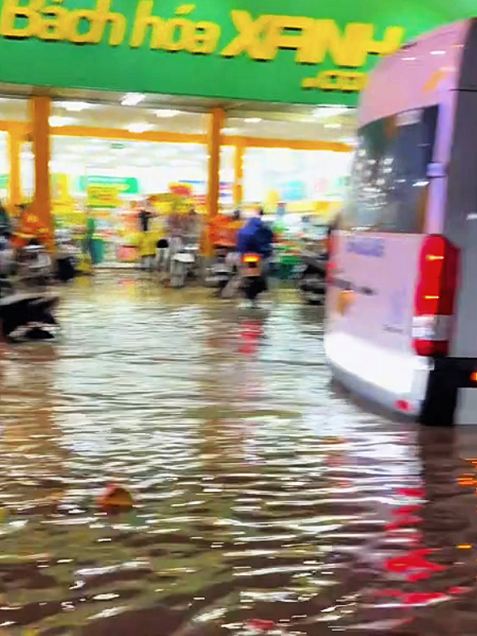 TỐI NGÀY 26/10/2025 QUẬN 7 TPHCM. TRẬN MƯA BẢO LŨ LỤT NƯỚC DÂNG CAO TRÀN VÀO NHÀ DÂN THIÊN NHIÊN VÔ THƯỜNG GÂY NGẬP LỤT SẠT LỠ NHIỀU NƠI QUẬN 7 TPHCM THƯƠNG LẮM MỌI NGƯỜI ƠI #quan7 #tphcm #ngaplut #nhacuanoithatthietbigiadung #maihoavuongvung558 